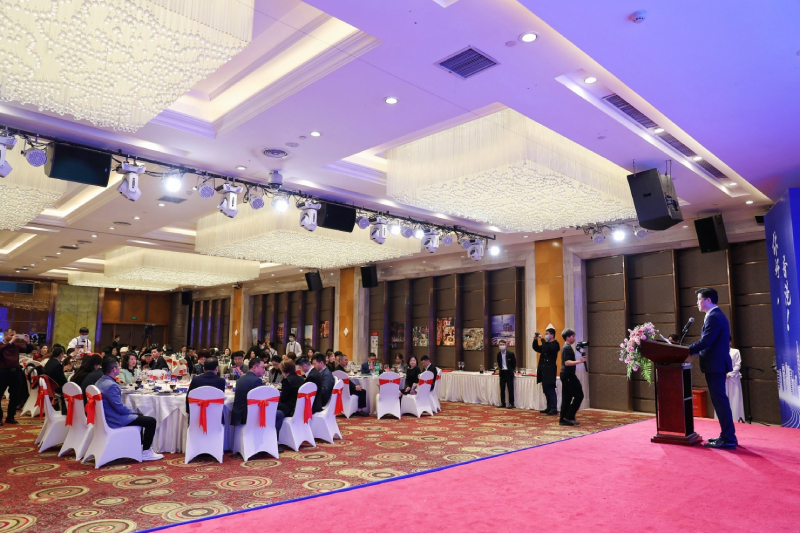 驻广西联络处主任王卓然先生表示聚会主题 “你好，香港！”响应香港特区政府于今年2月2日启动的大型全球宣传活动 “Hello Hong Kong”，鼓励大家亲身来临香港、重新认识香港的经济新亮点、文化新视野、旅游新体验。