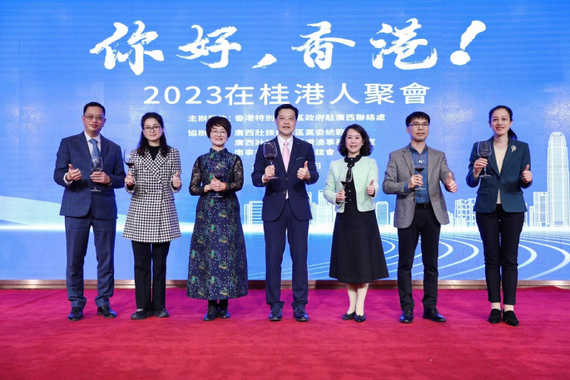 主要领导嘉宾合影。左起:张嘉伦、严丽君、崔惠柳、王卓然、林霖、钟波、彭健。