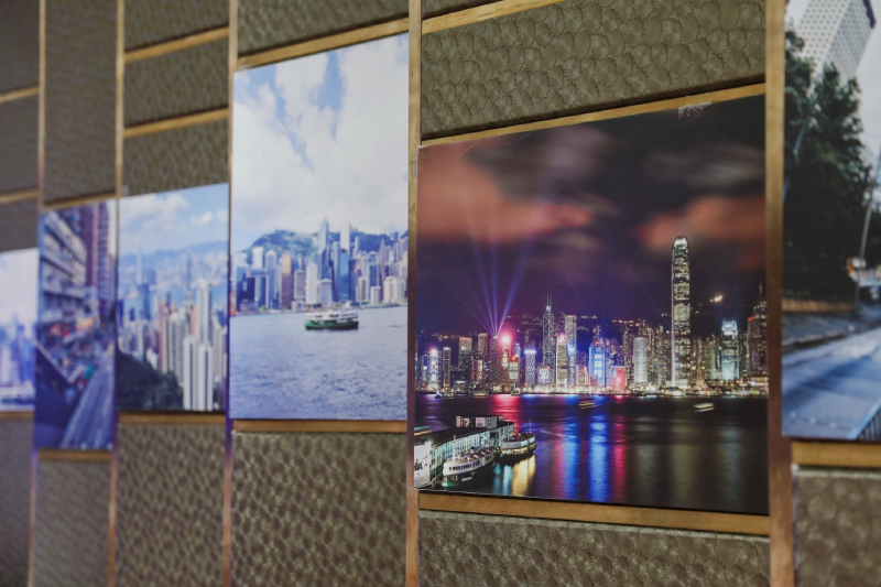 聚会场地布置富香港元素。