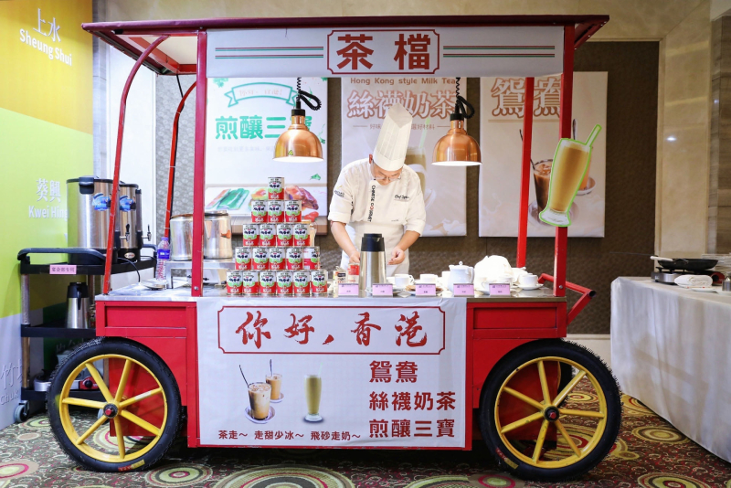 菜单设计别出心裁，选了多种极具代表性的香港美食。场内更设置了一个港式 “茶档”，让嘉宾一边欢聚 “打卡”，一边享用 “香港街头名物”中的经典，即 “丝袜奶茶”、 “鸳鸯”和 “煎酿三宝”。