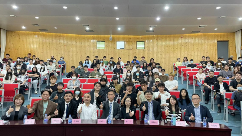 駐福建聯絡處主任鄭震生(左五)與參會嘉賓及出席學生合照