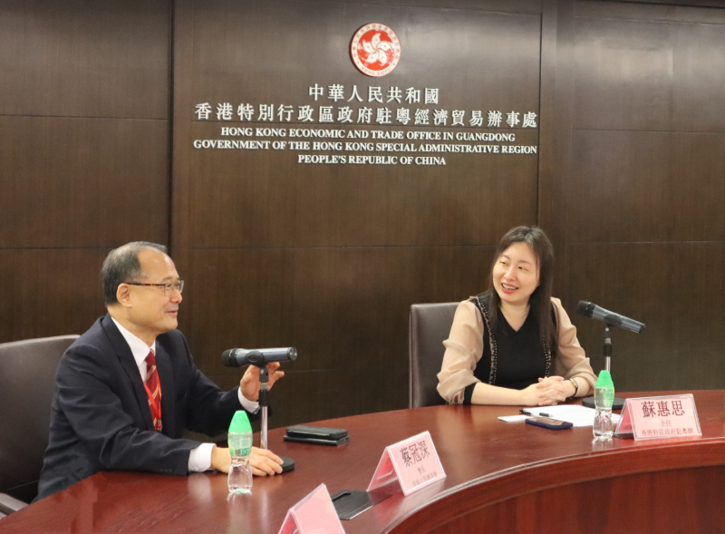 左：蔡冠深会长；右：苏惠思主任