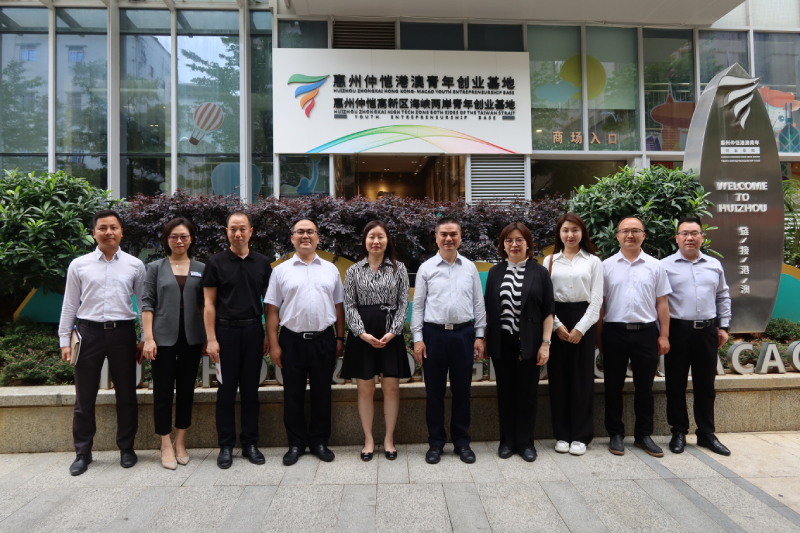 苏惠思（左五）、苏紫贤（右四）与惠州市委统战部四级调研员王怀宇（左三）、惠州仲恺高新区综合办公室副主任叶志辉（左四）、香港仲恺社团总会会长朱浴龙（右五）以及基地负责人合影