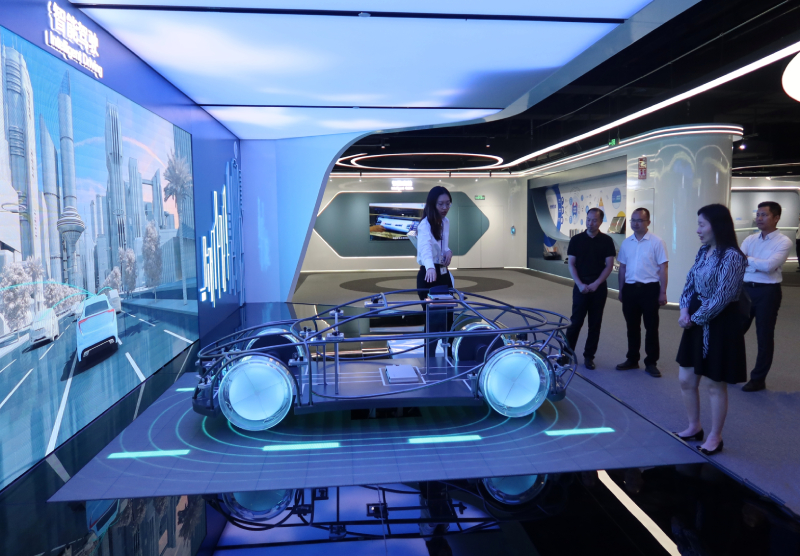苏惠思(右一)了解汽车智能驾驶系统