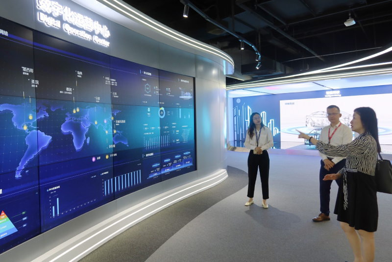 苏惠思（右一）了解公司运营