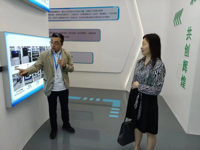 企业负责人向苏惠思介绍公司产品