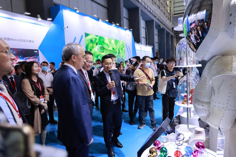 苏惠思与国家商务部外贸司李兴干司长等领导一起巡馆