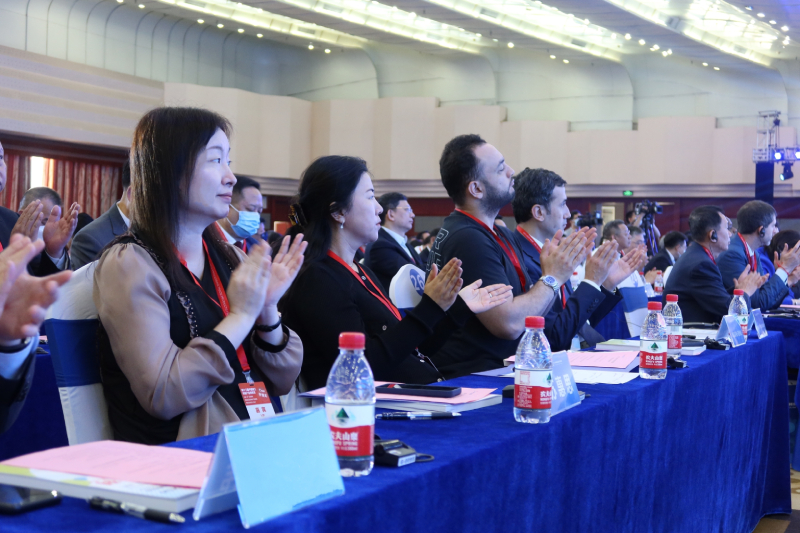 苏惠思(左一)出席加博会开幕式