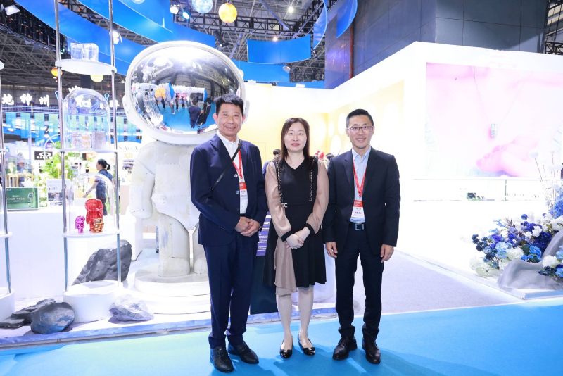 苏惠思（中）与港资钟表企业代表合影