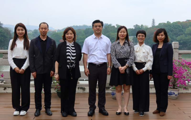 苏惠思（右三）、驻粤办副主任苏紫贤（左三）与惠州市委常委、统战部部长赖建华（右四）、惠州市委统战部常务副部长、市台港澳事务局局长钟永兰（右二）合照