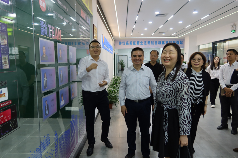 直播基地负责人向苏惠思（右一）介绍基地概况