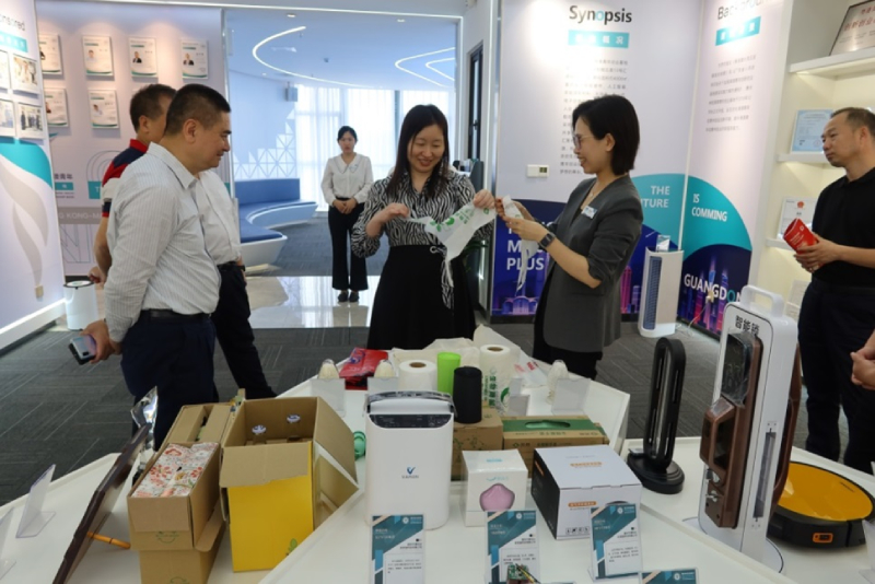 苏惠思（中）体验基地环保项目的产品