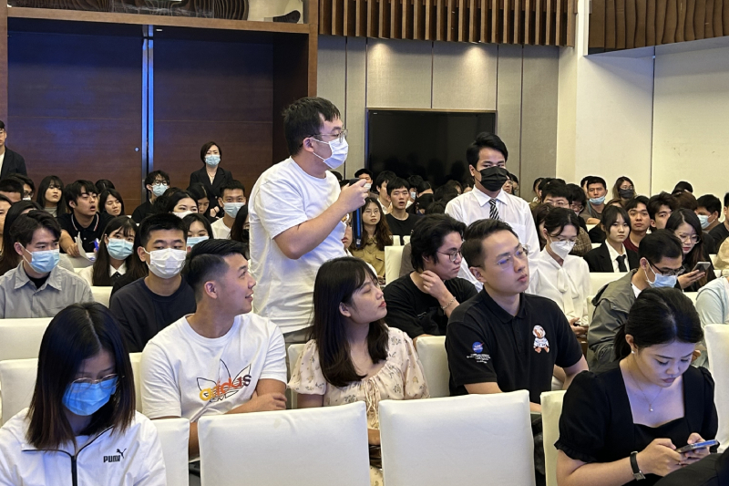 问答环节解答学生的提问