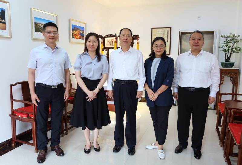 苏惠思（左二）与江门市委书记陈岸明（左三），江门市委常委、统战部部长李惠文（右一）及江门市台港澳事务局局长李欣立（左一）合照