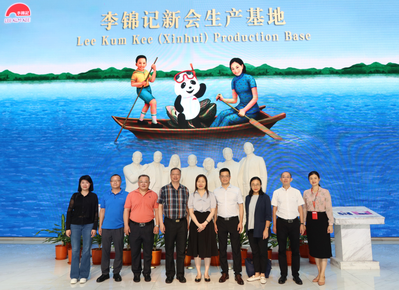 苏惠思（中）与江门市台港澳事务局局长李欣立（右四），副局长黄俊杰（右二），政协新会区委员会副主席刘宁（左三），新会区侨联主席汤美合（左一）及企业负责人合照