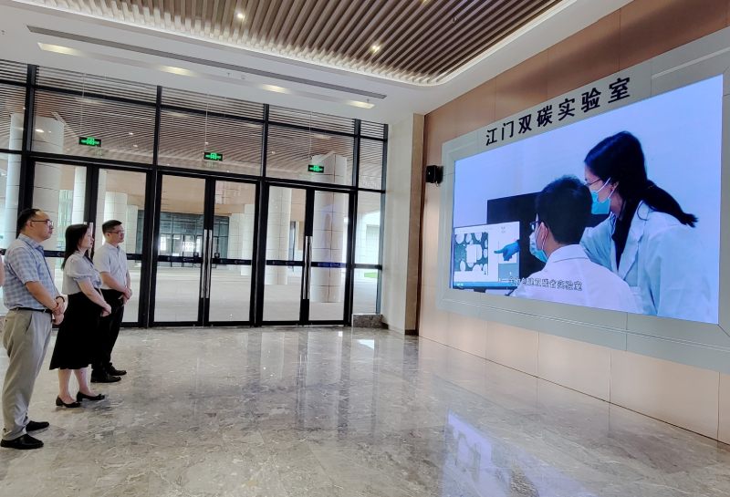 苏惠思（中）与江门市台港澳事务局局长李欣立（右一）及江门市科技局党组成员、副局长董应虎（左一）了解江门双碳实验室的发展历程