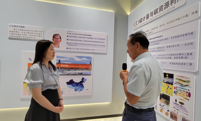 实验室负责人向苏惠思（左）介绍研究项目及成果转化