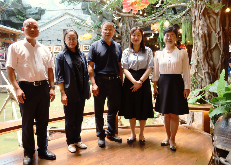 苏惠思（右二）与珠海市委常委、统战部部长郭才武（右三），珠海市台港澳事务局局长黄萃（右一），及珠海市商务局副局长、二级调研员吴业利（左一）合照