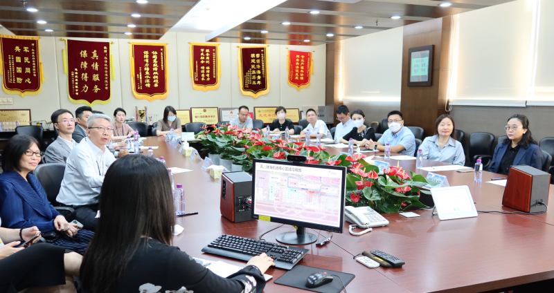 珠海机场负责人（左三）向苏惠思（右二）介绍珠海机场总体营运情况