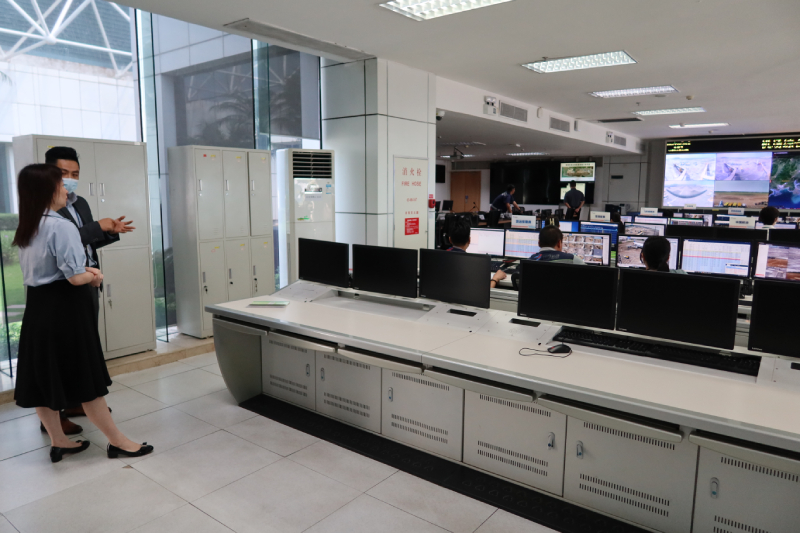 苏惠思（左一）参观珠海机场综合运行控制中心