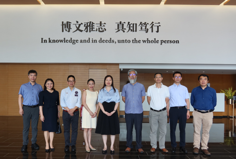 苏惠思（中）与珠海市台港澳事务局四级调研员苏翠珠（左二）、高新区党群工作部副部长梁国强（右三）及UIC教学人员合照