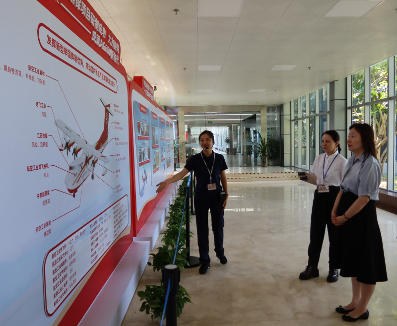 苏惠思（右二）聆听关于应急救援航空设备的研制介绍