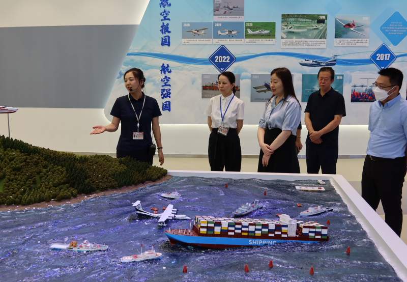 苏惠思（中）了解航空设备海上救援操作