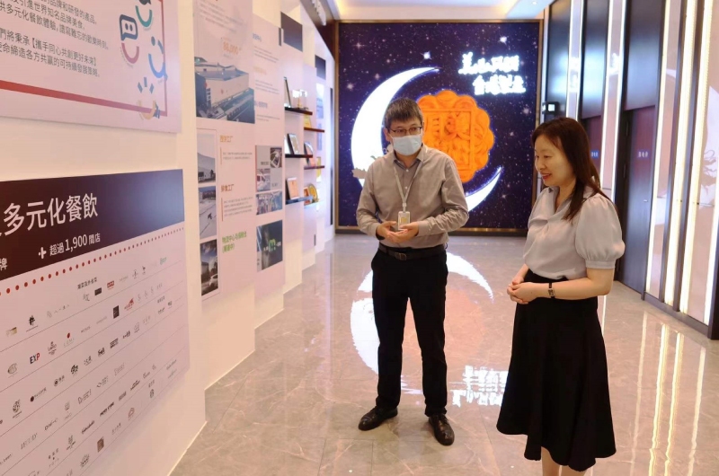 企业负责人向苏惠思（右）介绍集团多元业务及发展历程