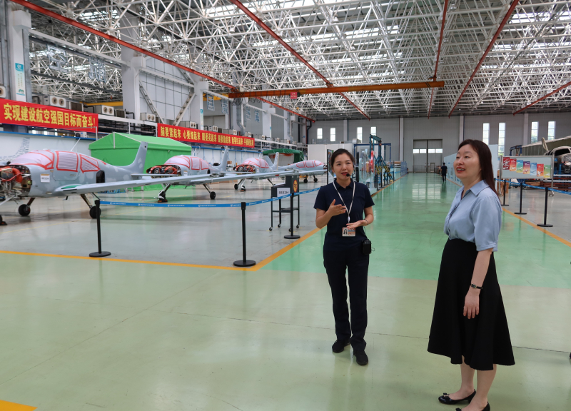 苏惠思（右）参观飞机生产线