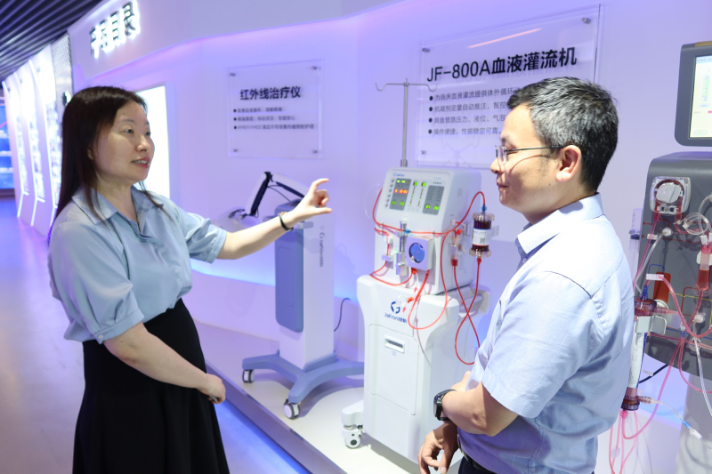 生物科技企业负责人向苏惠思（左）介绍血液净化产品