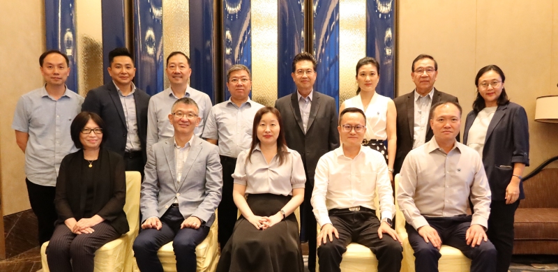 苏惠思（前排中）与珠海港人港商合照