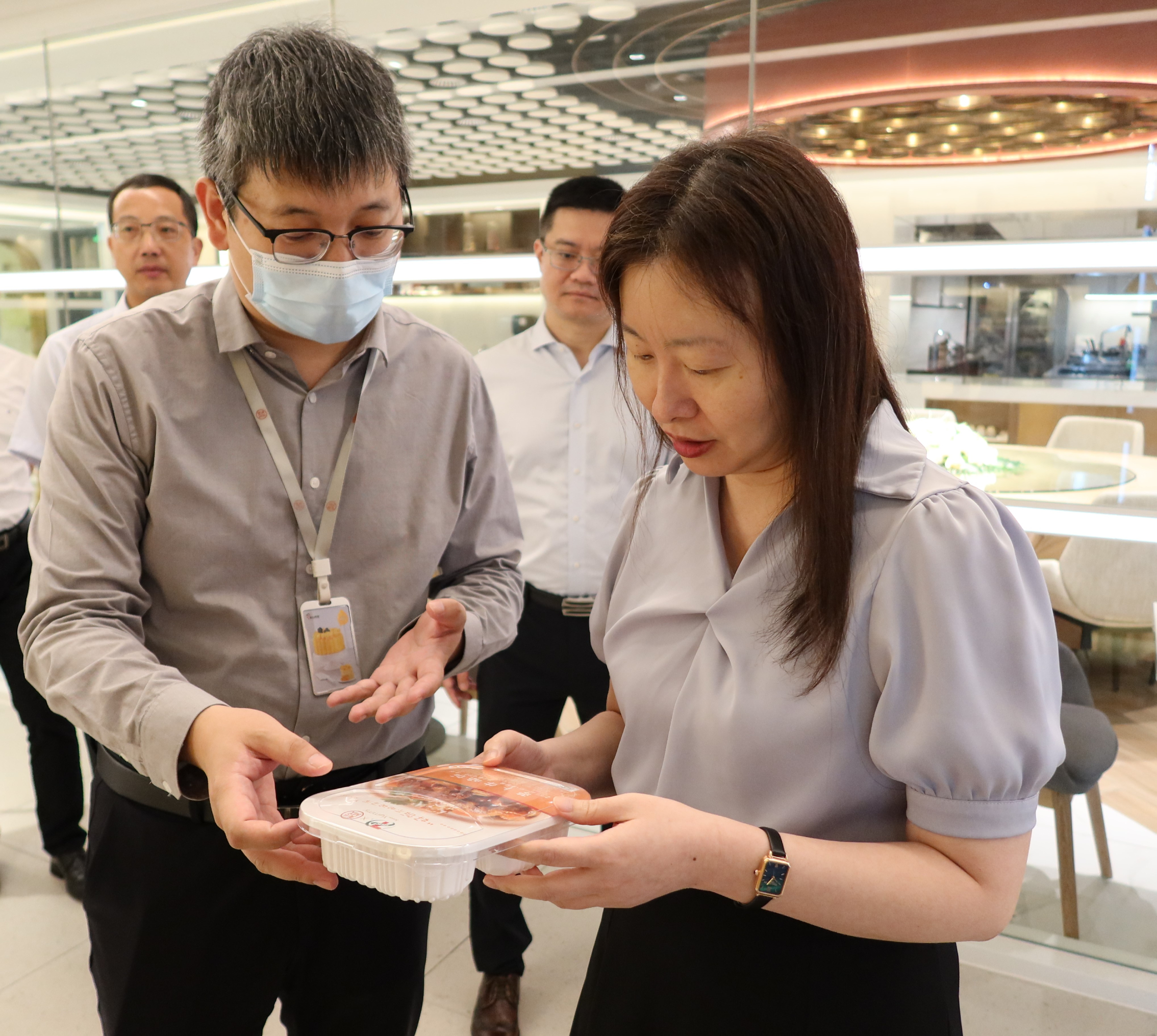 企业负责人向苏惠思（右一）介绍预制菜的研发、制造及销售