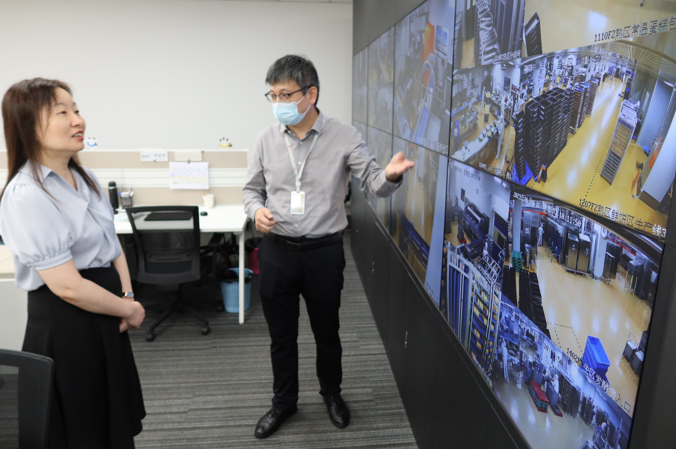 苏惠思（左）了解智能管理生产线运作