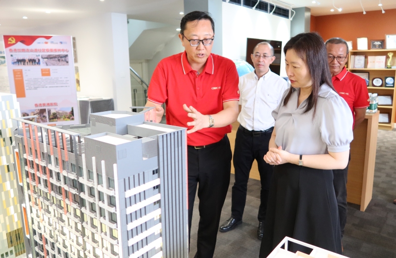 苏惠思（右一）参观组装合成建筑模型展示