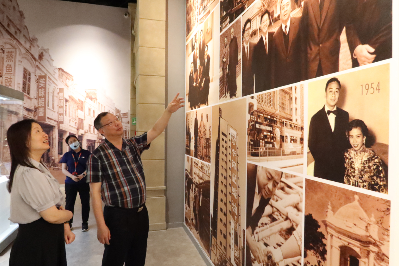 苏惠思（左）聆听企业负责人介绍集团历史