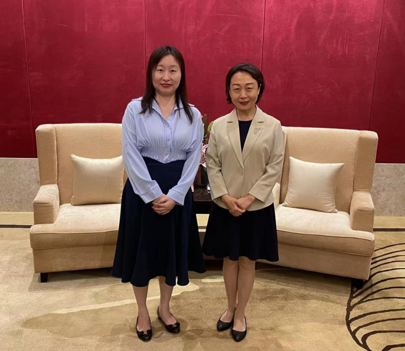 蘇惠思(左一)與福建省委常委、常務副省長郭寧寧(右一)合照