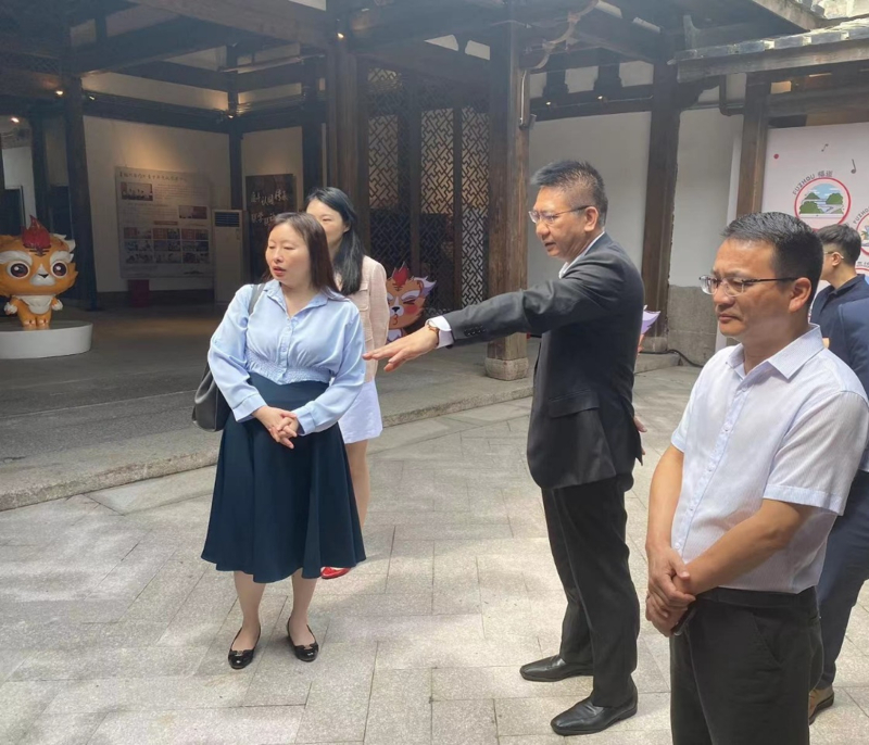蘇惠思(左一) 在福建省統戰部副部長李文慎(中)和福州市統戰部副部長陳長澤(右一)陪同下參觀福建省港澳青年（福州）同心交流基地