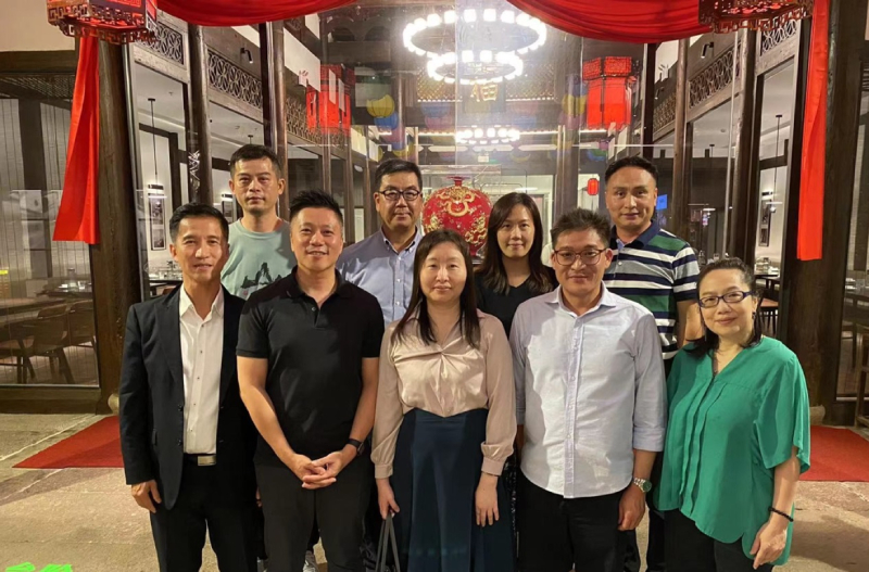 蘇惠思(前排中)、鄭震生(前排左一)與福建省香港商會會長陳又誠(前排左二)、名譽會長林懋達(前排右二)及該商會主要代表合照