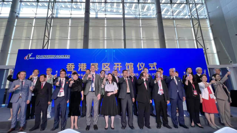 苏惠思（前排左六）主礼开幕