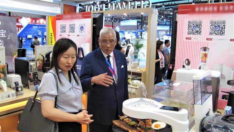 苏惠思参观企业展位