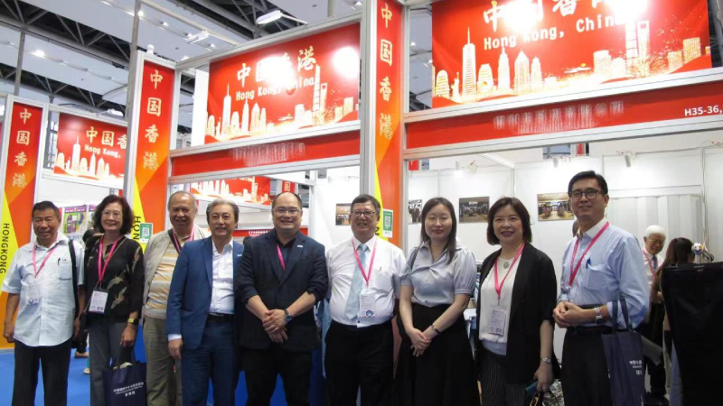 苏惠思（右三）与香港馆参展商代表合影