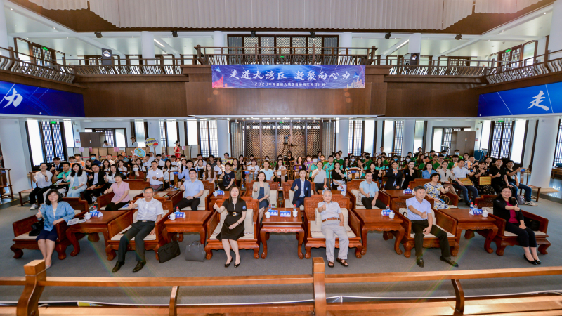 由左至右：廣州市科學技術協會副主席曾雪玲、廣州市人民政府港澳事務辦公室副主任鄧昌雄、駐粵辦主任蘇惠思、茅盾文學獎獲得者劉斯奮、廣東省人民政府港澳事務辦公室二級巡視員夏方明、駐粵辦副主任白梅霞與其他嘉賓、參與實習計劃的香港青年合影。