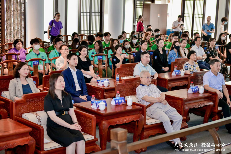 在場學生與嘉賓專心參與交流會