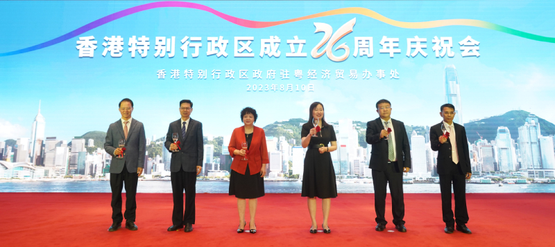 駐粵辦主任蘇惠思（右三）與嘉賓一同主持慶祝會，包括廣東省港澳辦主任李煥春（左三）、中央政府駐港聯絡辦廣東聯絡部主任范克勝（右二）、中央政府駐港聯絡辦深圳聯絡部主任羅育渺（左二）、廣東省教育廳一級巡視員朱超華（右一）、及廣州市港澳辦主任詹德村（左一）。