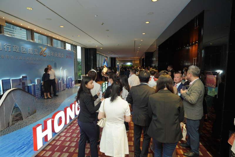 嘉賓在現場打卡留念和欣賞展板內容。