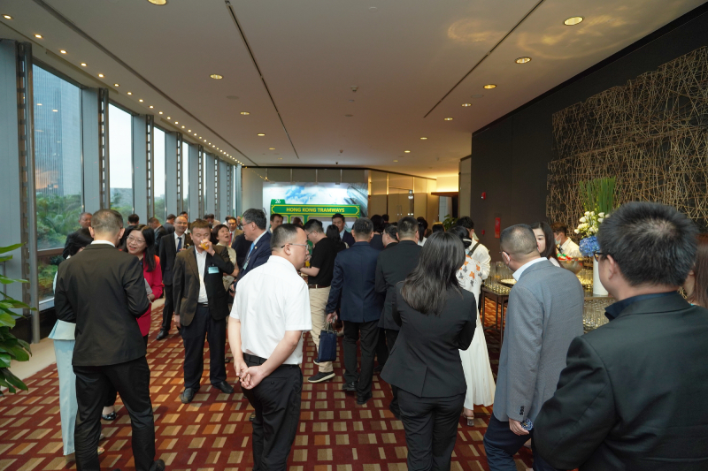 嘉賓在現場打卡留念和欣賞展板內容。