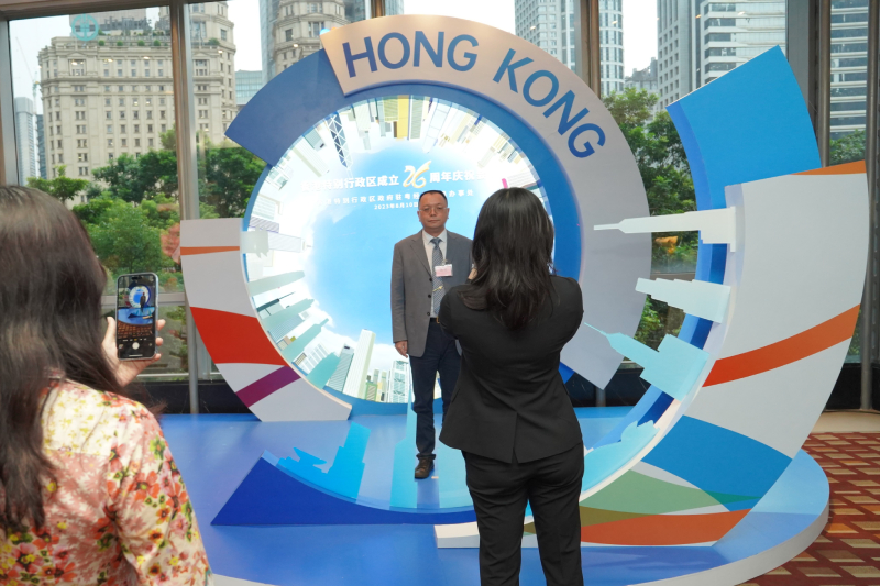 嘉賓在現場打卡留念和欣賞展板內容。