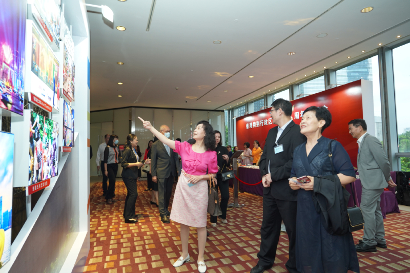 嘉賓在現場打卡留念和欣賞展板內容。