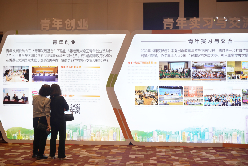 嘉賓在現場打卡留念和欣賞展板內容。