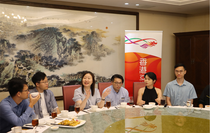 蘇惠思（左三）與香港青年聚會交流